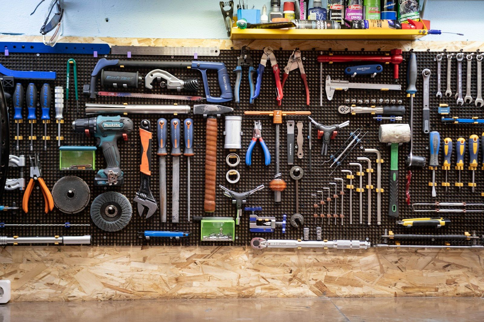 Mur d’outils de menuisier rangés au-dessus de l’établi
