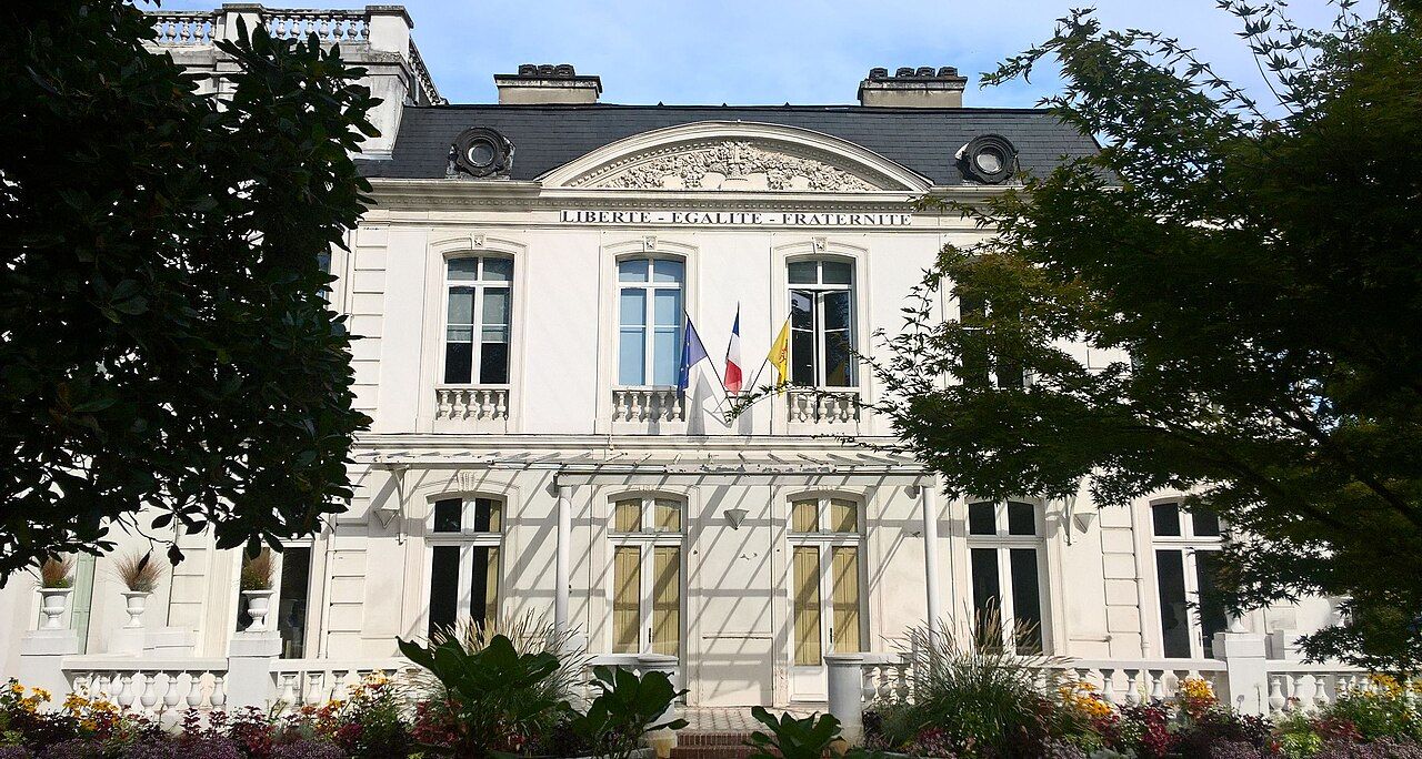 Façade de la mairie de Billère, hautes fenêtres et ferronneries
