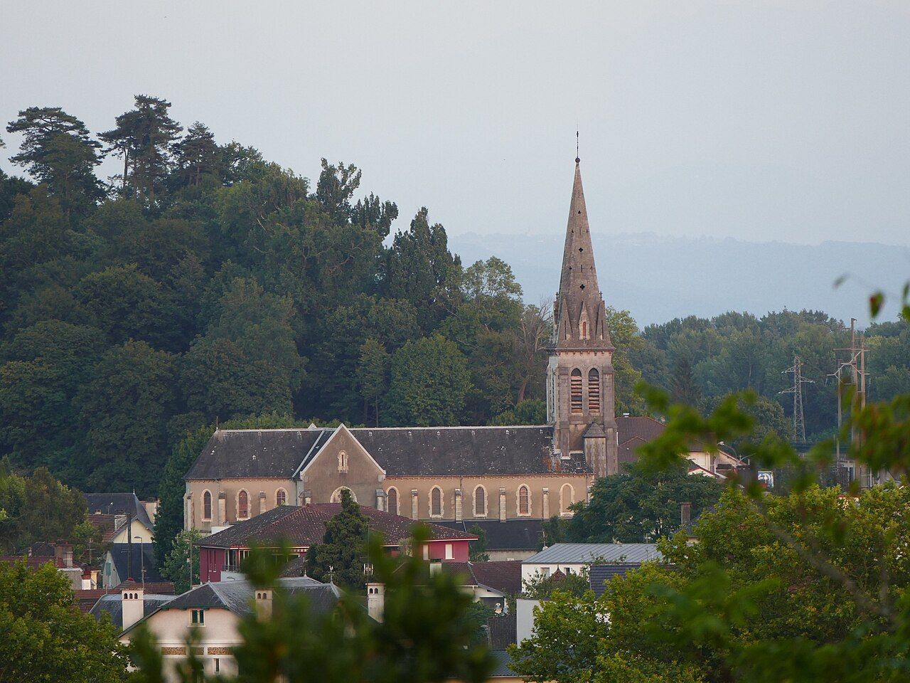 Église Saint-Magne de Bizanos au-dessus des toits