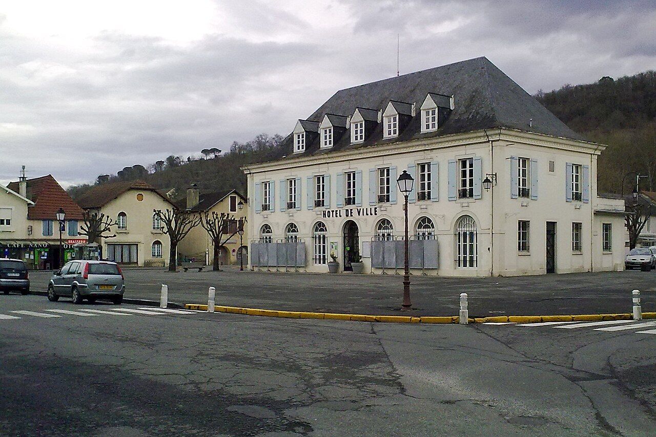 Mairie de Gan et maisons du bourg