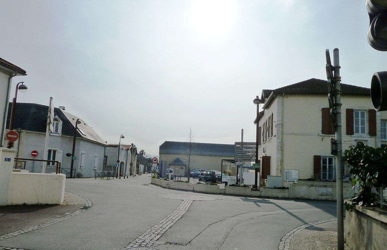 Rue de Lons bordée de maisons et de petits immeubles