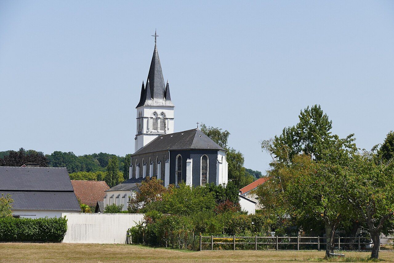 Église de Mazères-Lezons au milieu des maisons du village