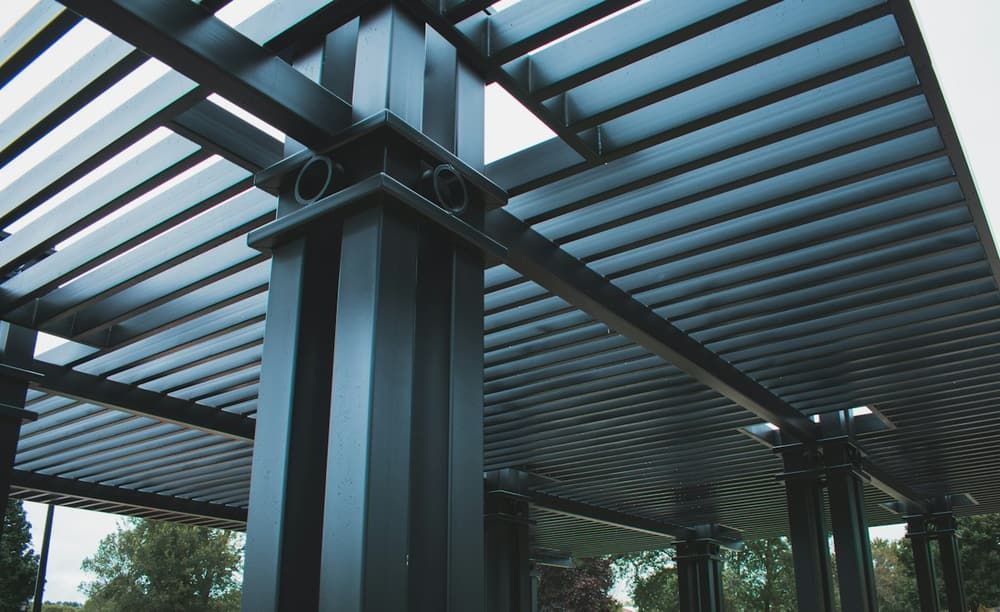 Toiture de pergola bioclimatique à lames orientables vue de dessous