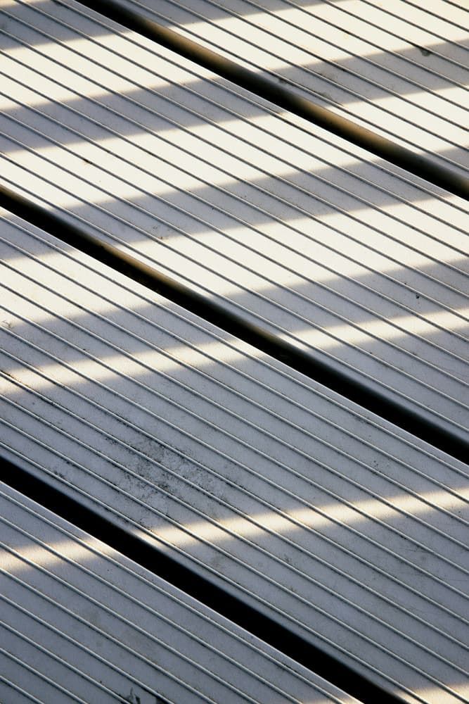 Lames de terrasse composites grises rainurées