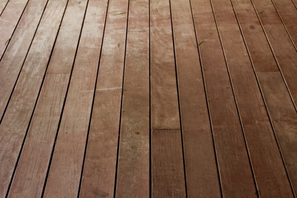 Lames de terrasse en bois massif de teinte brune