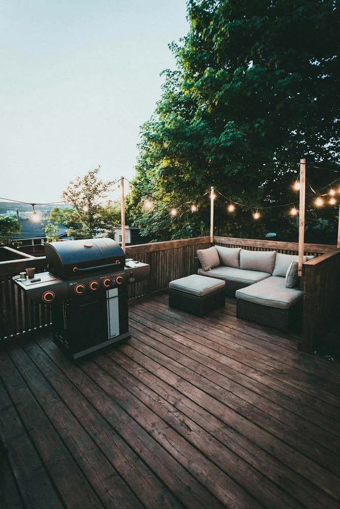 Terrasse en bois de plain-pied avec salon d’extérieur et barbecue